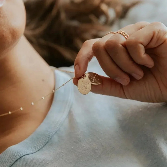 Virgo Minimalist Zodiac Charm Oval Disc Necklace - Picture 5 of 12